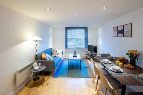 Bed, TV and multimedia, Living room, Photo of the whole room, Seating area, Dining area, Bedroom