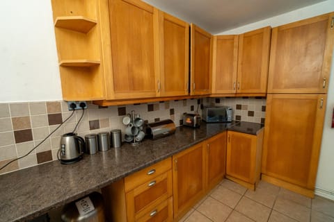 Stylish 3-Bed Swansea Home with WiFi & Kitchen House in Wales