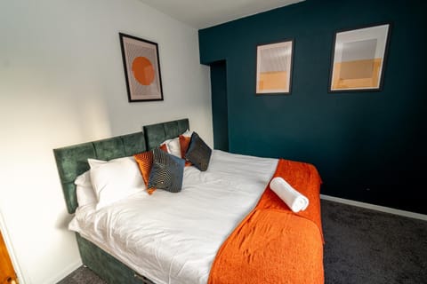 Stylish 3-Bed Swansea Home with WiFi & Kitchen House in Wales