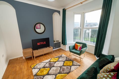 Stylish 3-Bed Swansea Home with WiFi & Kitchen House in Wales