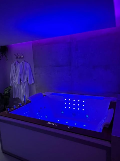 Hot Tub, Spa and wellness centre/facilities