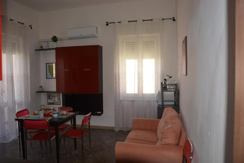 Seating area, Dining area, air conditioner