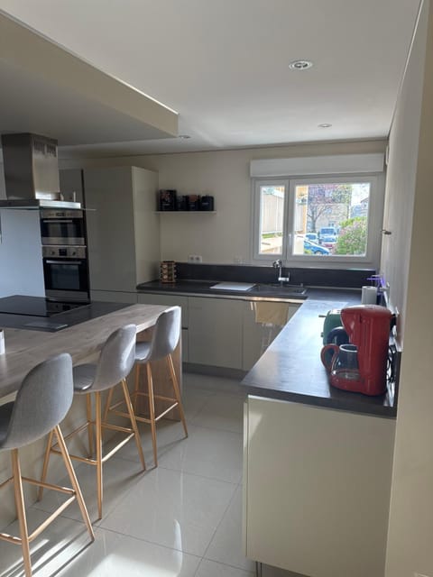 Kitchen or kitchenette, Dining area, dishwasher, oven, stove