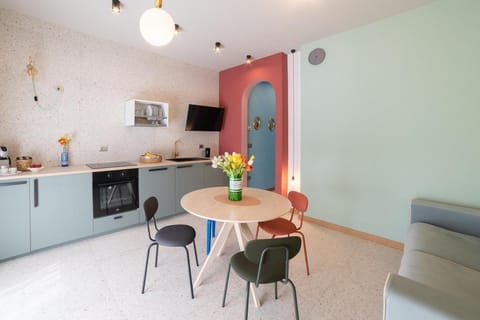 Kitchen or kitchenette, Living room, Seating area, Dining area, oven, stove