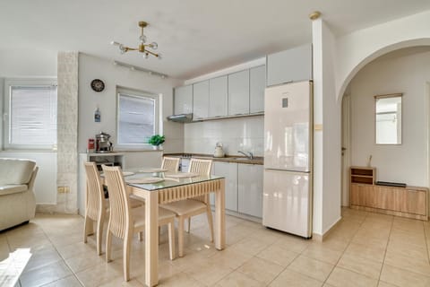 Kitchen or kitchenette, Seating area, Dining area, dishwasher, minibar, oven