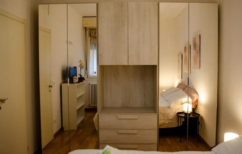 Bed, TV and multimedia, Kitchen or kitchenette, Photo of the whole room, Bedroom, wardrobe