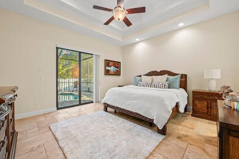 Luxe Home 1mile Vanderbilt Beach, Pool Spa BBQ Villa in Naples Park