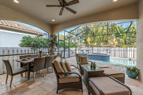 Luxe Home 1mile Vanderbilt Beach, Pool Spa BBQ Villa in Naples Park