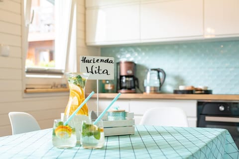 Coffee/tea facilities, Kitchen or kitchenette, stove