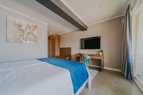 Bed, TV and multimedia, Bedroom