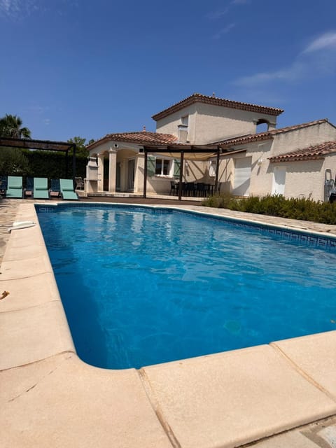 Property building, Day, Pool view, Swimming pool, sunbed
