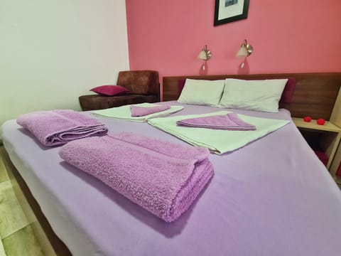Bed, Bedroom, towels