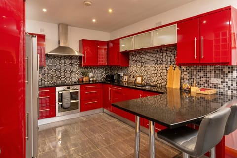 Luxury 5-Bed Penthouse with Free Parking & Views Apartment in Belfast