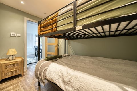 Bedroom, bunk bed