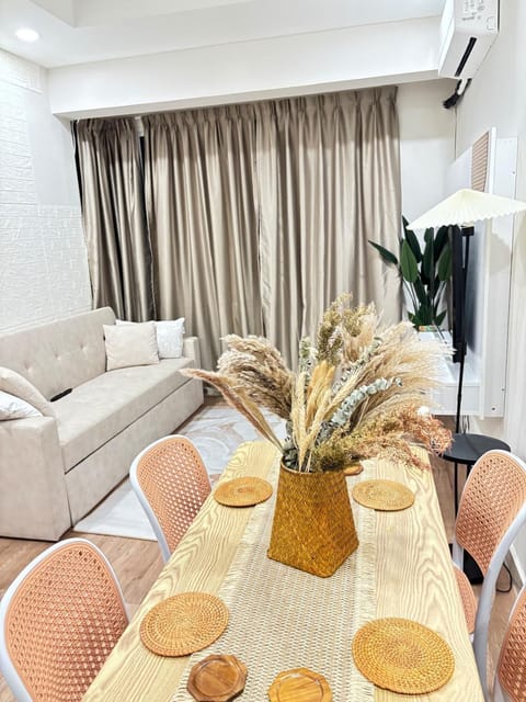 Living room, Seating area, air conditioner