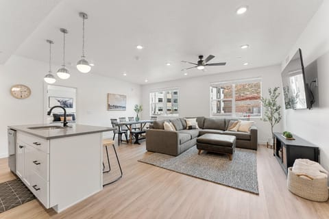 Gateway Getaway #102 condo Apartment in Washington