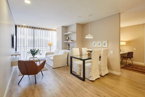 TV and multimedia, Photo of the whole room, Seating area, Dining area