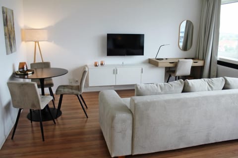 TV and multimedia, Seating area, Dining area