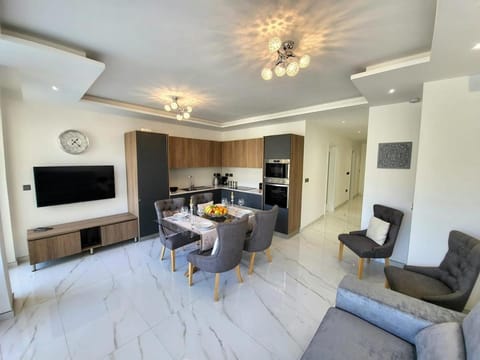 TV and multimedia, Kitchen or kitchenette, Living room, Dining area, oven, stove