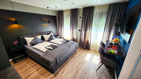 Bed, TV and multimedia, Bedroom, towels
