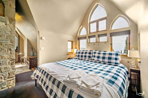 Ski-inSki-out in Schweitzer - 3BR3BA Hot Tub - Guest Favorite Chalet in Idaho