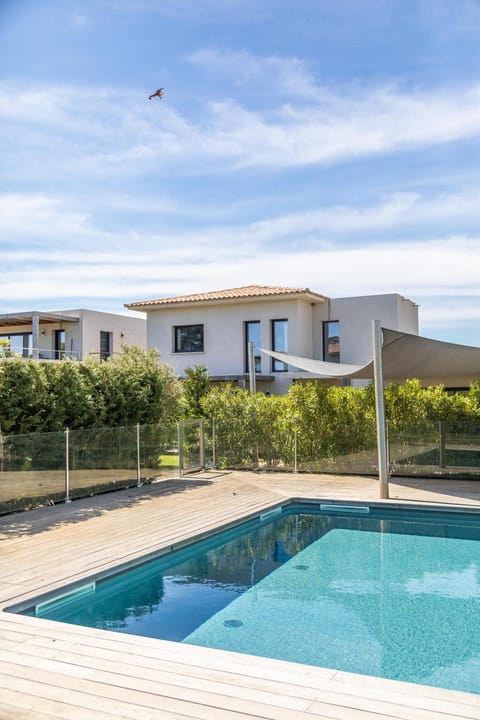 Property building, Day, Pool view, Swimming pool, sunbed