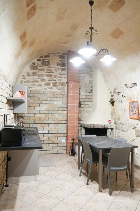 Kitchen or kitchenette, Dining area, stove