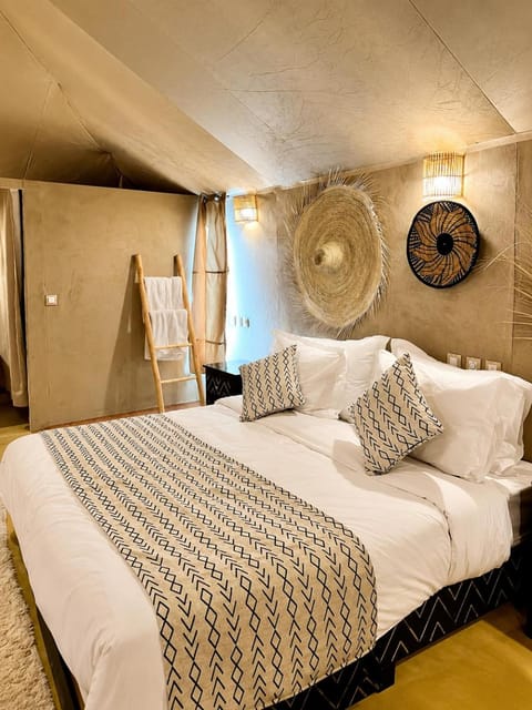 Property building, Bed, Bedroom