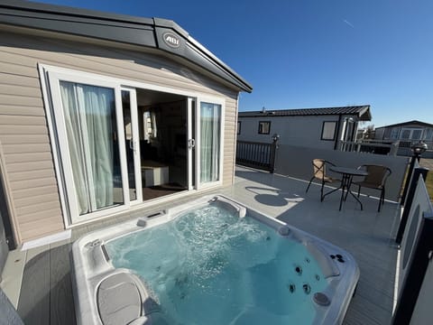The Retreat 10 - Hot tub Mini Lodge, central heating, bed linen, & pet friendly - Meadow Lakes Caravan Hire Apartment in Chapel Saint Leonards