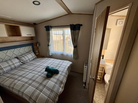 The Retreat 10 - Hot tub Mini Lodge, central heating, bed linen, & pet friendly - Meadow Lakes Caravan Hire Apartment in Chapel Saint Leonards