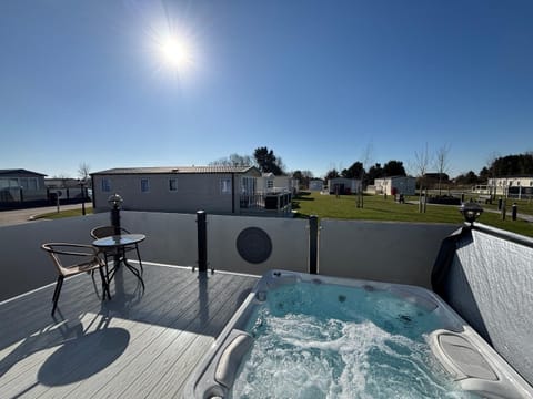 The Retreat 10 - Hot tub Mini Lodge, central heating, bed linen, & pet friendly - Meadow Lakes Caravan Hire Apartment in Chapel Saint Leonards