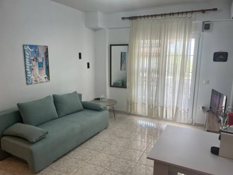 3 Bedroom House, 250m from Trikorfo Beach House in Halkidiki