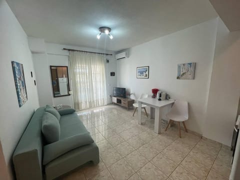 3 Bedroom House, 250m from Trikorfo Beach House in Halkidiki