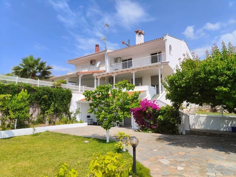 3 Bedroom House, 250m from Trikorfo Beach House in Halkidiki