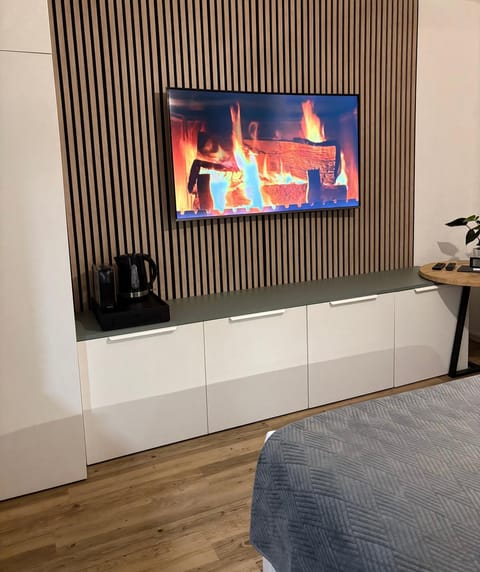 Communal lounge/ TV room, Bed, TV and multimedia, Photo of the whole room, Evening entertainment, Bedroom