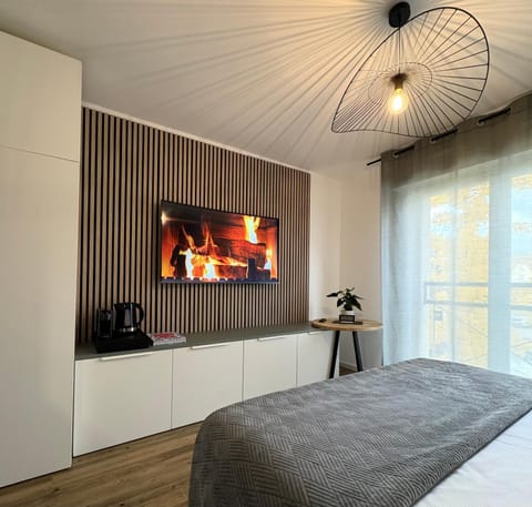 Bed, TV and multimedia, Kitchen or kitchenette, Photo of the whole room, Bedroom, fireplace