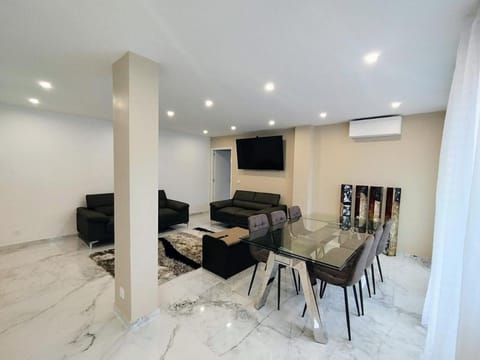 Communal lounge/ TV room, Living room, Dining area