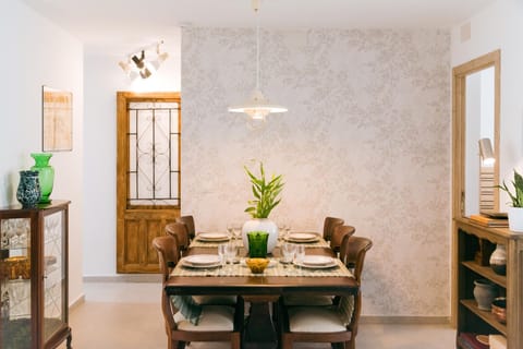 Seating area, Dining area