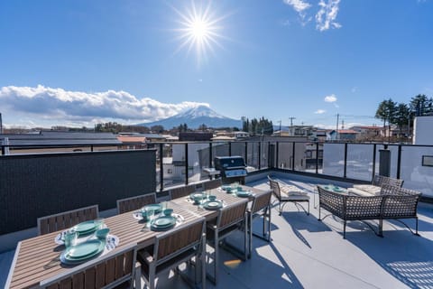 Day, View (from property/room), Balcony/Terrace, Dining area, Mountain view