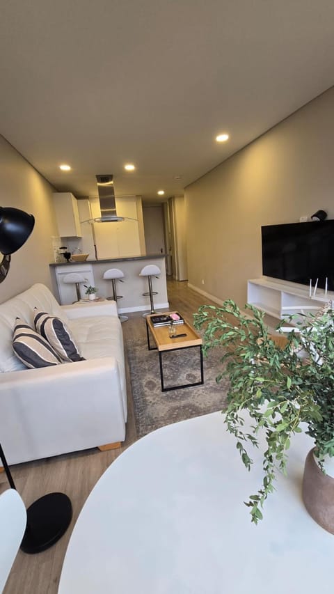 TV and multimedia, Kitchen or kitchenette, Living room, Seating area, Dining area, internet