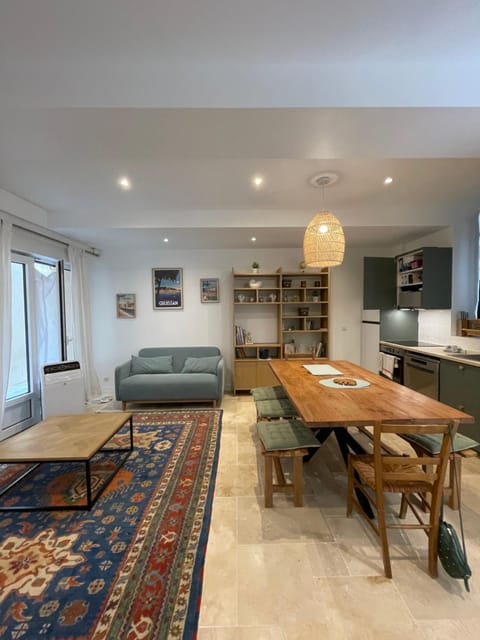 Kitchen or kitchenette, Living room, Seating area, Dining area