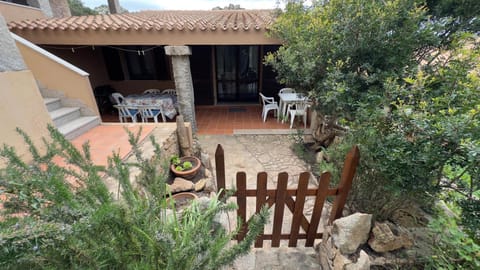 Patio, Day, Garden, Dining area, Garden view