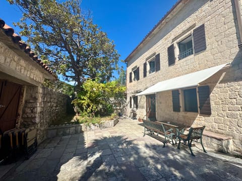 Property building, Patio, Patio, Day, Garden, Inner courtyard view