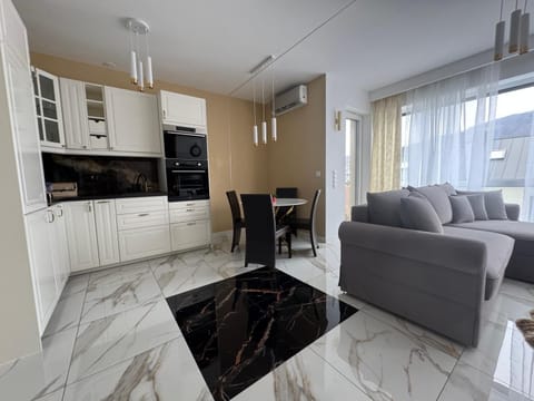 TV and multimedia, Kitchen or kitchenette, Living room, Seating area, Dining area, stove
