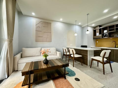 Kitchen or kitchenette, Living room, Seating area, Dining area