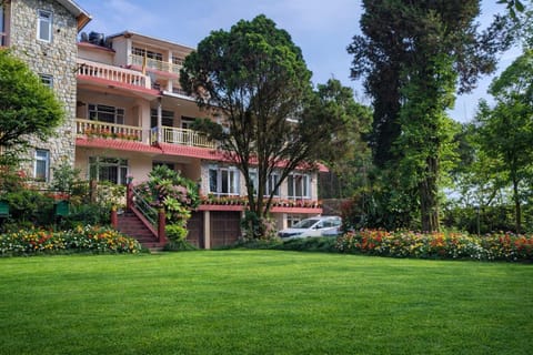 Property building, Spring, Garden, Parking