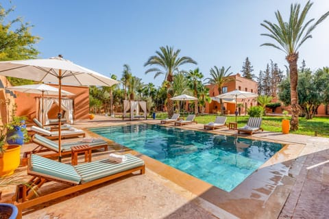 Swimming pool, sunbed