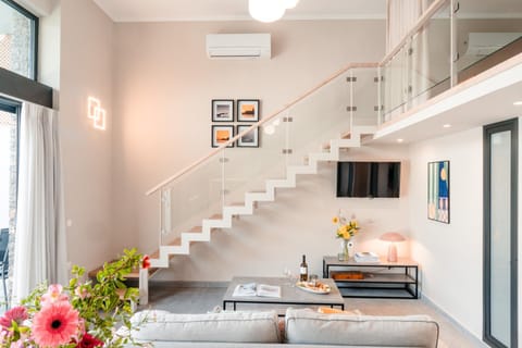 Communal lounge/ TV room, TV and multimedia, Living room, Seating area, air conditioner