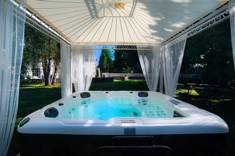 Hot Tub, Spa and wellness centre/facilities