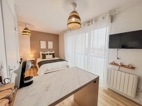 Bed, TV and multimedia, Photo of the whole room, Bedroom